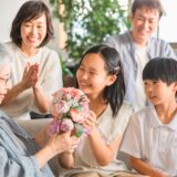 岡崎で長寿祝いの仕出し弁当配達。主役のおばあちゃんが一口食べてほほえむ瞬間に密着