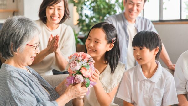 岡崎で長寿祝いの仕出し弁当配達。主役のおばあちゃんが一口食べてほほえむ瞬間に密着