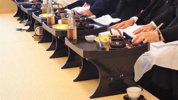 岡崎で法要の仕出し弁当を50個配達。時間通りにお寺へお届けしご住職も安心する瞬間に密着