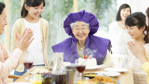 岡崎での古希祝いディナー。食後のデザートプレートに書かれたメッセージに感動する瞬間に密着