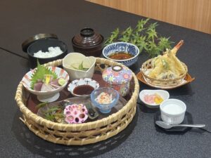 岡崎市　岡崎　ランチ　昼ご飯　平日限定　和食　日本料理　ランチメニュー　天ぷら　茶碗蒸し　刺身　釜飯　銀シャリ　焼き魚　煮魚　座敷　イス　予約なし