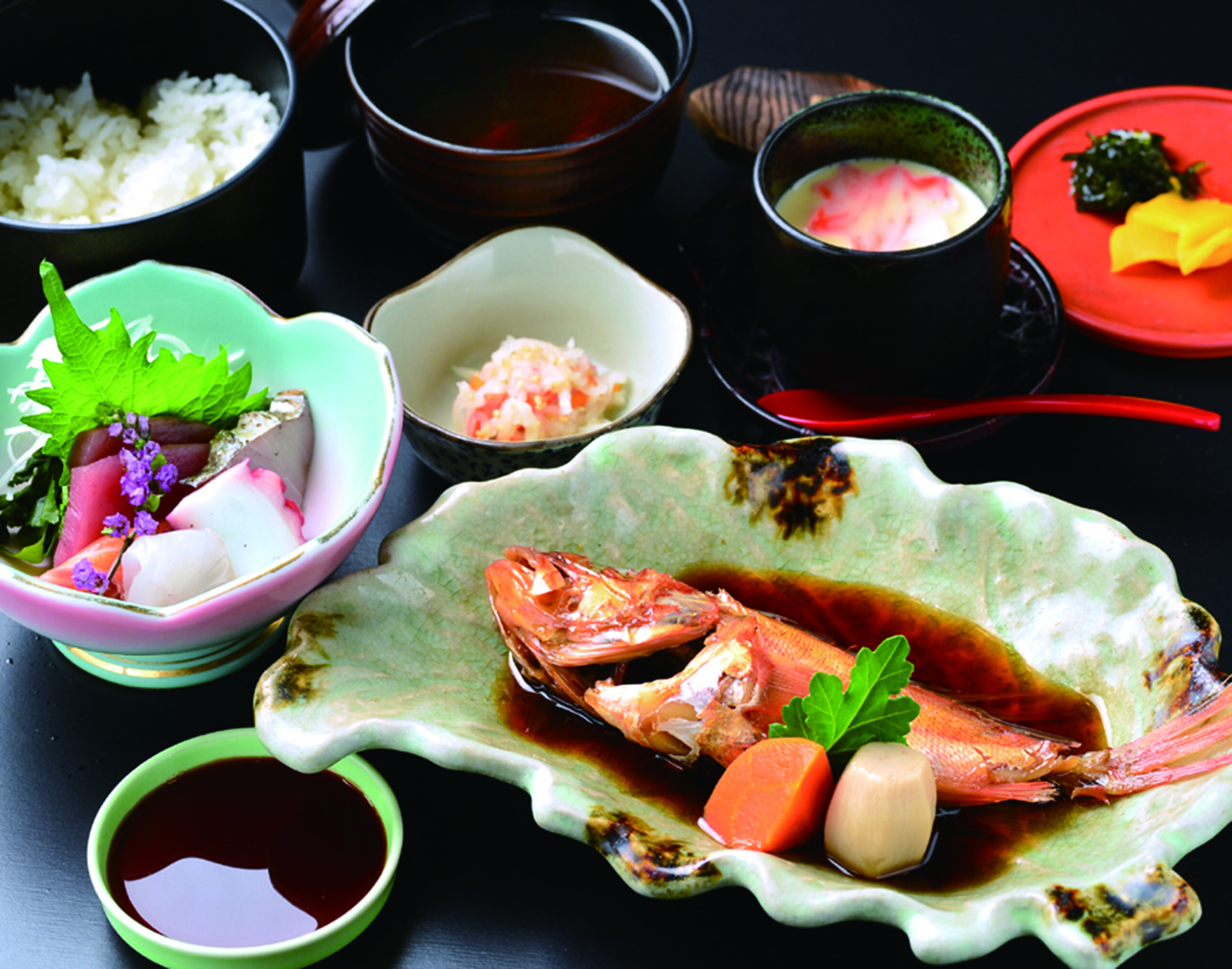 煮魚を中心に刺身や茶碗蒸し、ご飯を添えた定食