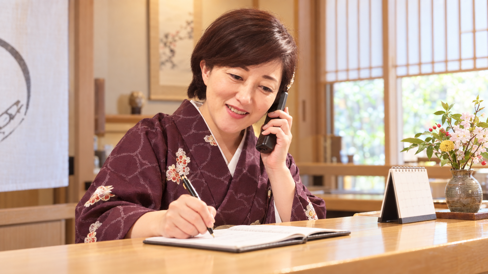 電話で宴会の相談を受ける接客のイメージ