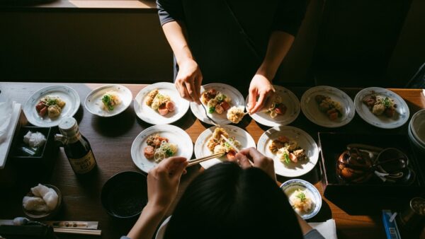 岡崎でのお食い初めはホテルと和食レストランのどちらが良いのでしょうか？