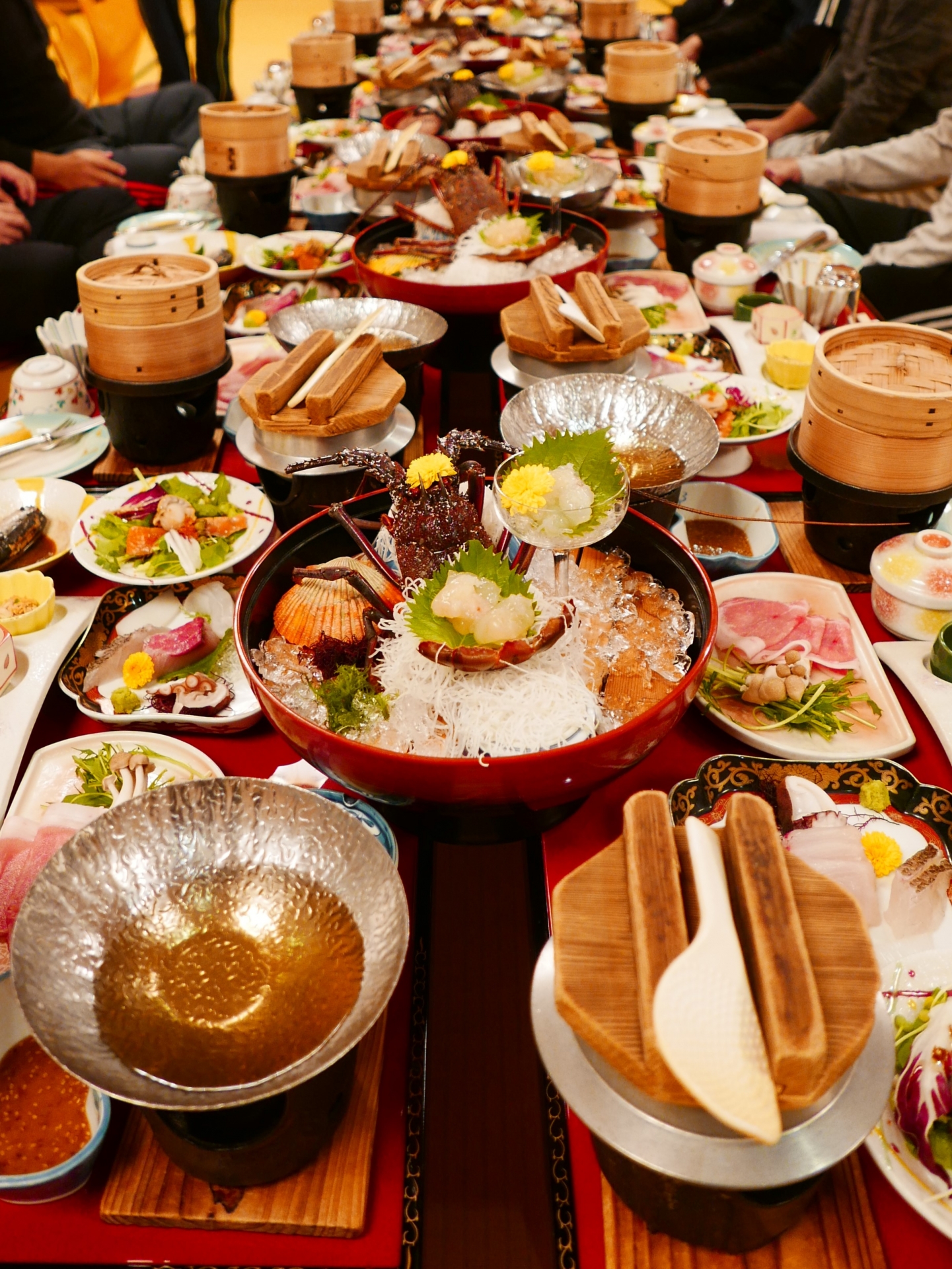 料理が並ぶ宴席のイメージ