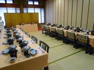畳のお部屋に椅子とテーブルを配置した魚信のお座敷