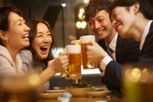笑顔で乾杯を楽しむ仲間たち。忘年会のイメージ